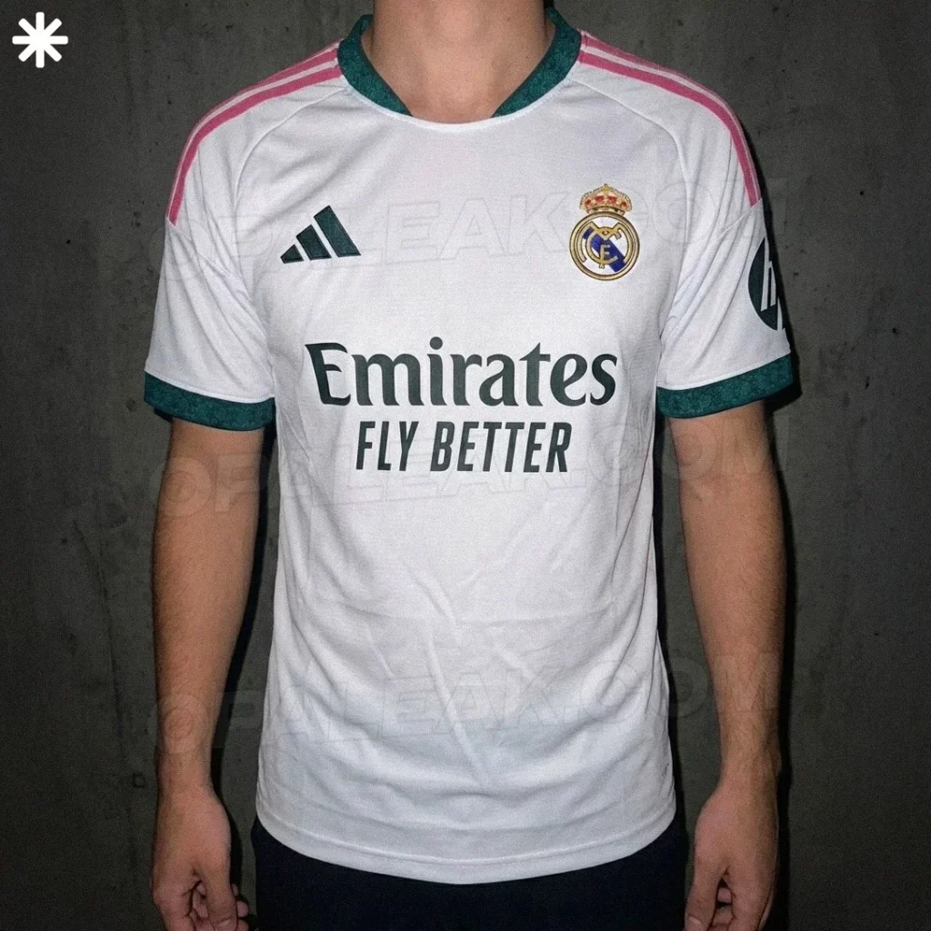 La nueva camiseta del Real Madrid, portada por una persona.