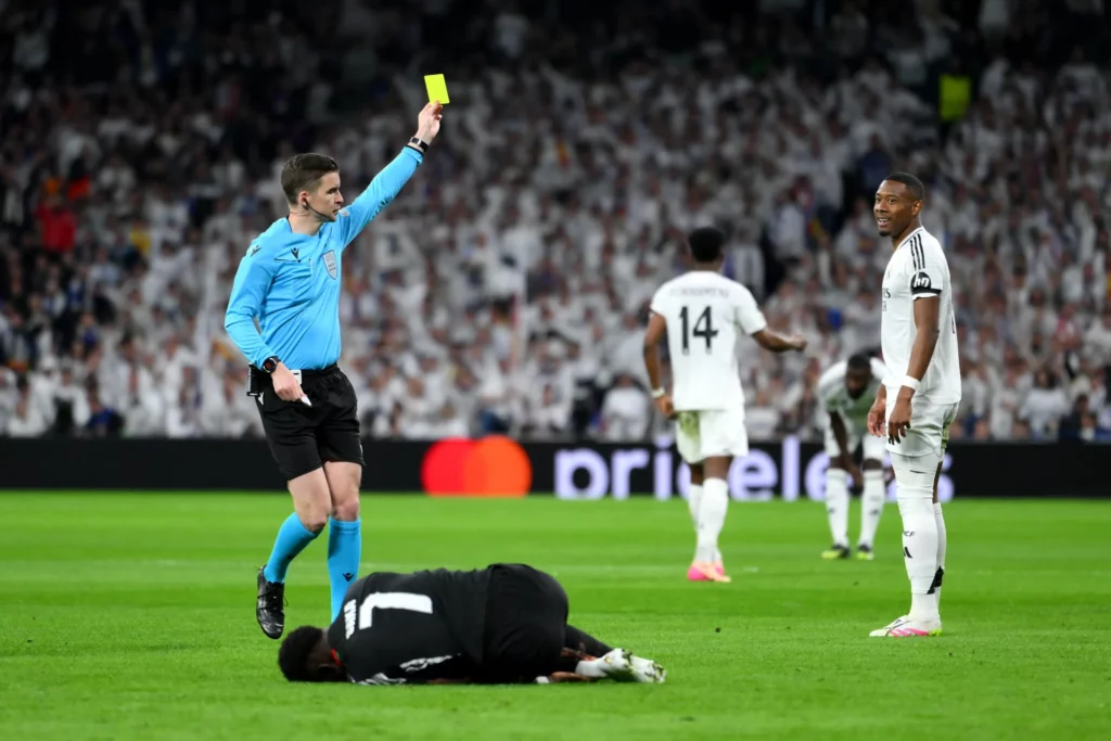 David Alaba recibe una tarjeta amarilla durante un partido entre Real Madrid y Arsenal en el Santiago Bernabéu.