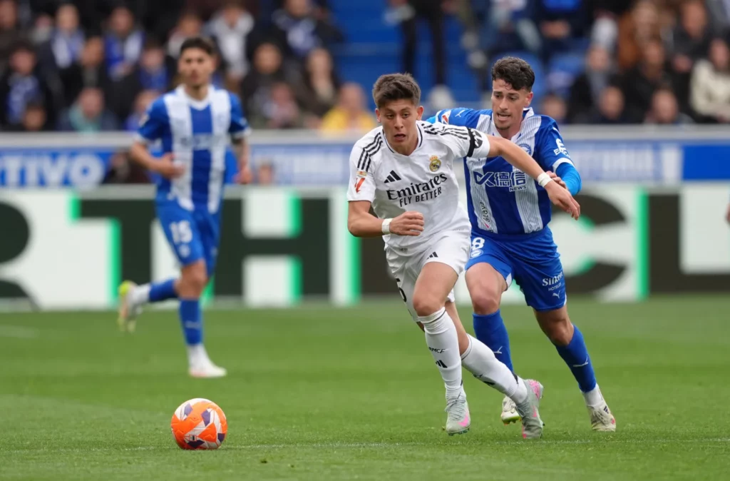 Antonio Blanco corre detrás de Arda Güler en el último Alavés - Real Madrid en Mendizorroza.