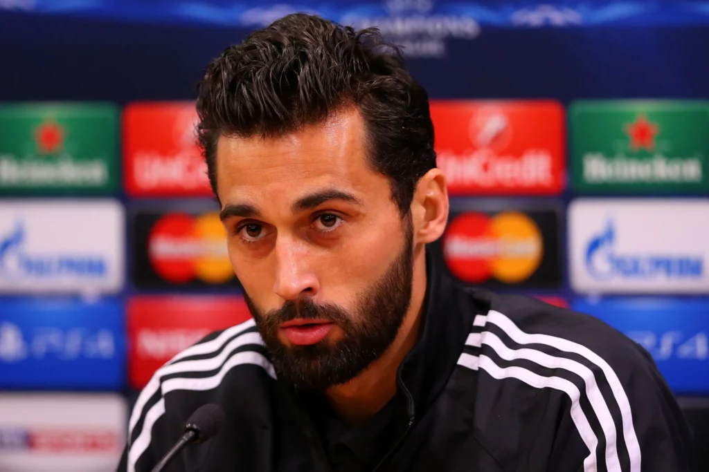 Álvaro Arbeloa comparece en rueda de prensa durante su etapa como jugador del Real Madrid.