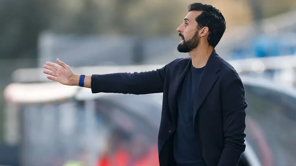 Álvaro Arbeloa, entrenador del Real Madrid Castilla, protesta por el arbitraje contra el Barakaldo.