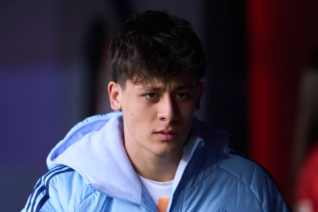 Arda Güler llega al banquillo durante un partido del Real Madrid con Carlo Ancelotti.