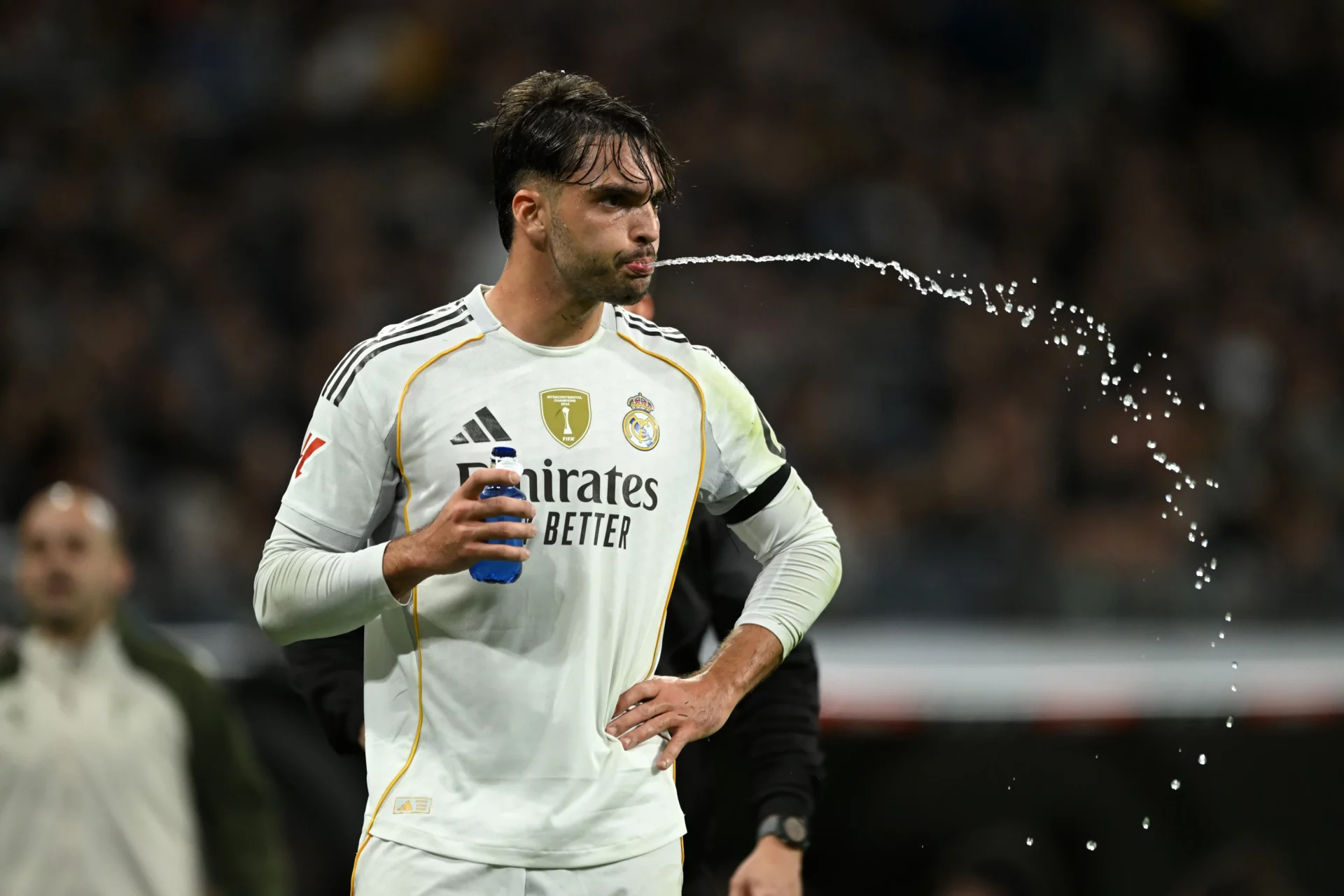 Raúl Asencio bebe agua antes de un partido del Real Madrid de Xabi Alonso.