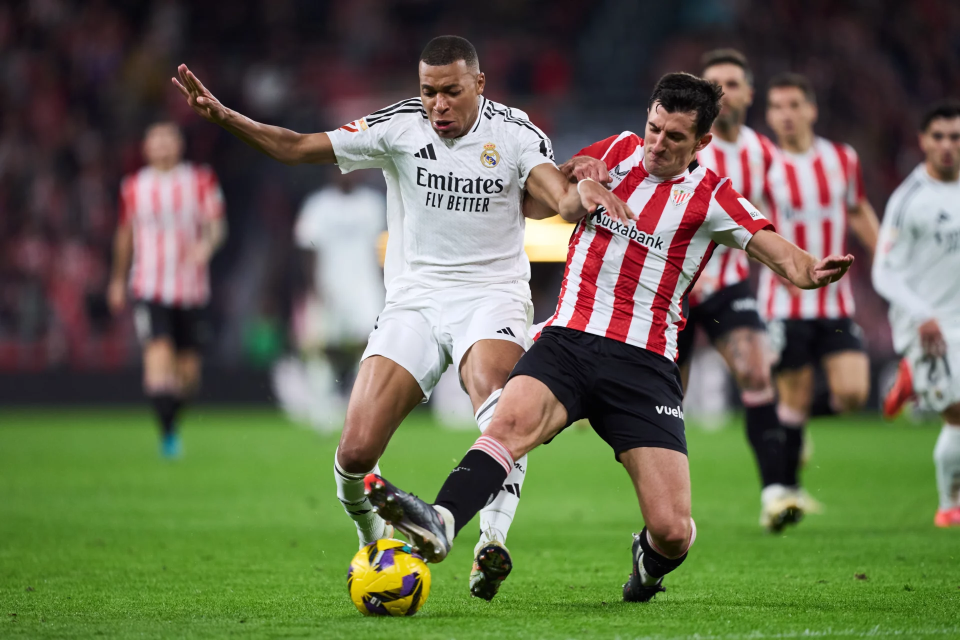 Dónde ver hoy el Athletic Club – Real Madrid de LaLiga: horario y canal de TV Mbappé recibe una entrada de Vivian durante el último Athletic Club - Real Madrid en San Mamés.