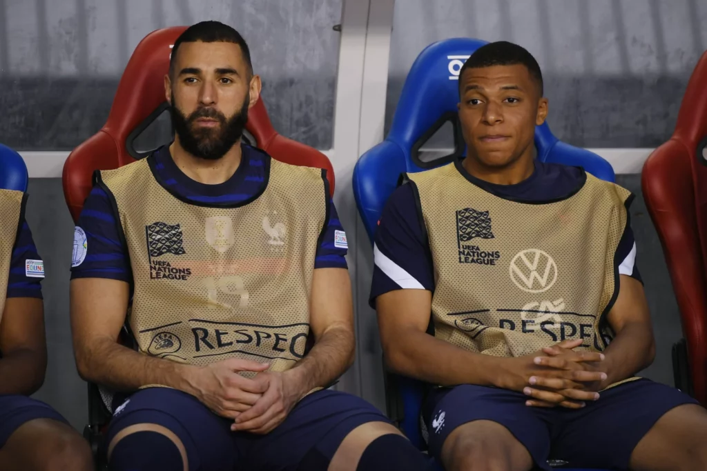 Karim Benzema, junto a Kylian Mbappé en el banquillo.