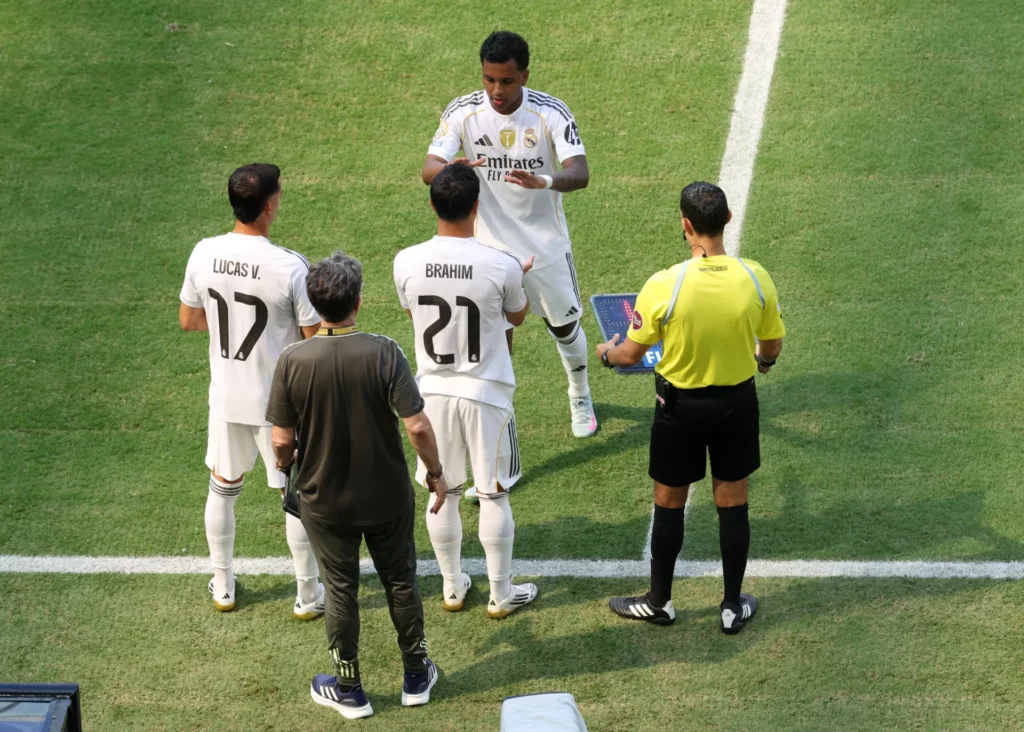 Rodrygo Goes es sutituido por Brahim Díaz con el Real Madrid durante el Mundial de Clubes 2025.