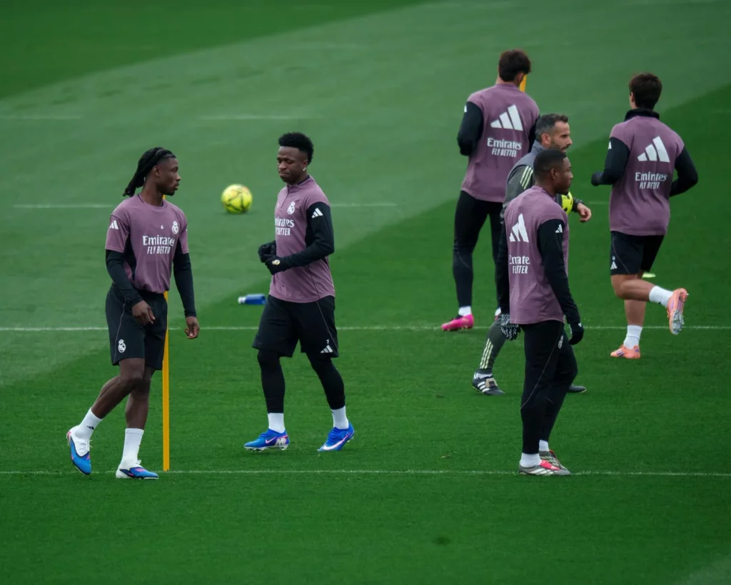 Eduardo Camavinga y David Alaba, junto a Vinicius, durante el entrenamiento del Real Madrid en Valdebebas.