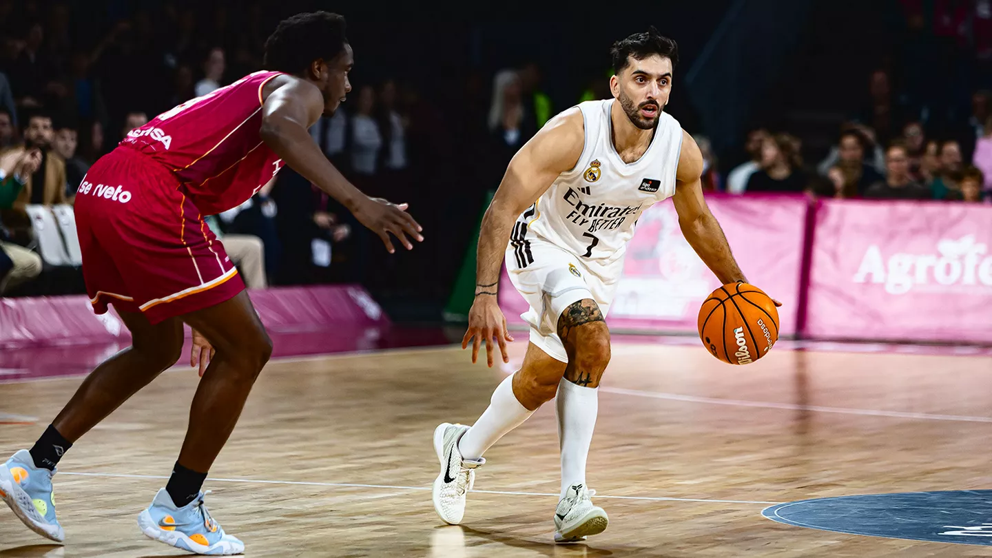Força Lleida 81-88 Real Madrid: los blancos arreglan un mal partido Campazzo bota el balón durante el triunfo del Real Madrid Baloncesto en Lleida.