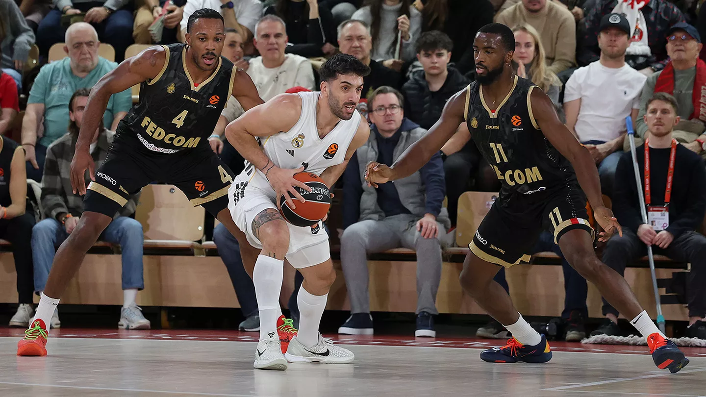 Campazzo protege el balón durante la derrota del Real Madrid en Mónaco.