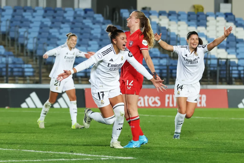 Carla Camacho celebra un gol al Twente en el partido jugado en noviembre del año 2024.
