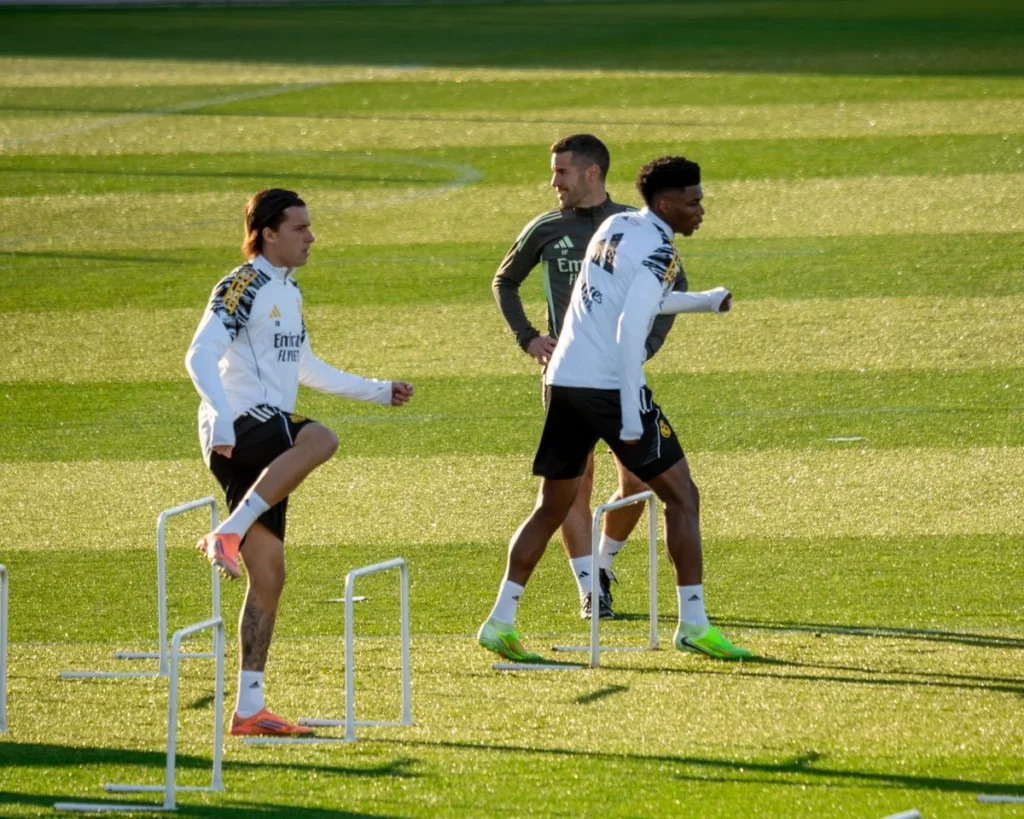 Álvaro Carreras y Tchouaméni, durante el entrenamiento del Real Madrid previo al partido contra el Athletic Club.