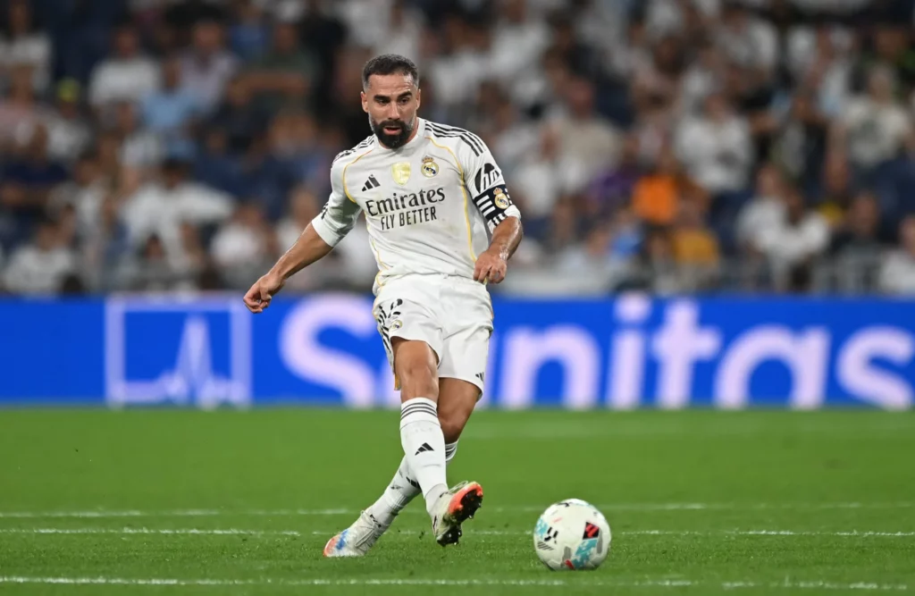 Dani Carvajal porta el brazalete de capitán del Real Madrid durante un partido.