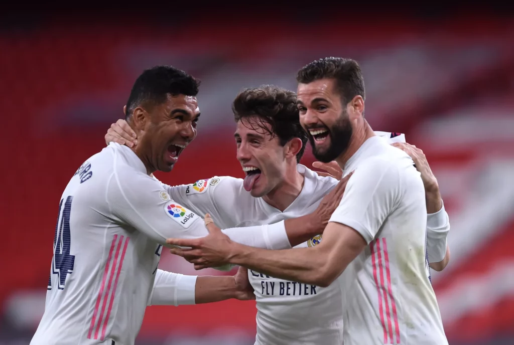 Casemiro, Odriozola y Nacho celebran la victoria del Real Madrid en San Mamés en mayo de 2021.