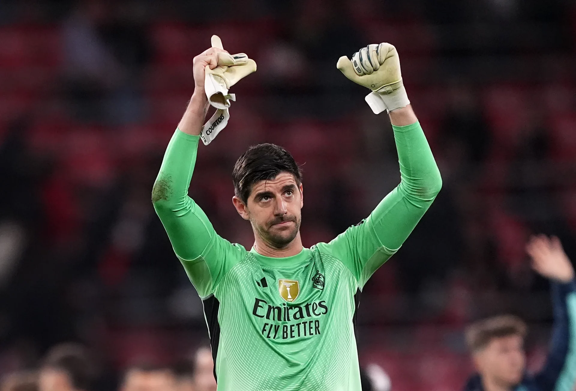 Courtois celebra con la afición del Real Madrid la victoria ante el Athletic Club.