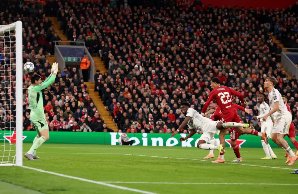 Courtois encaja un gol ante el Liverpool en Anfield.
