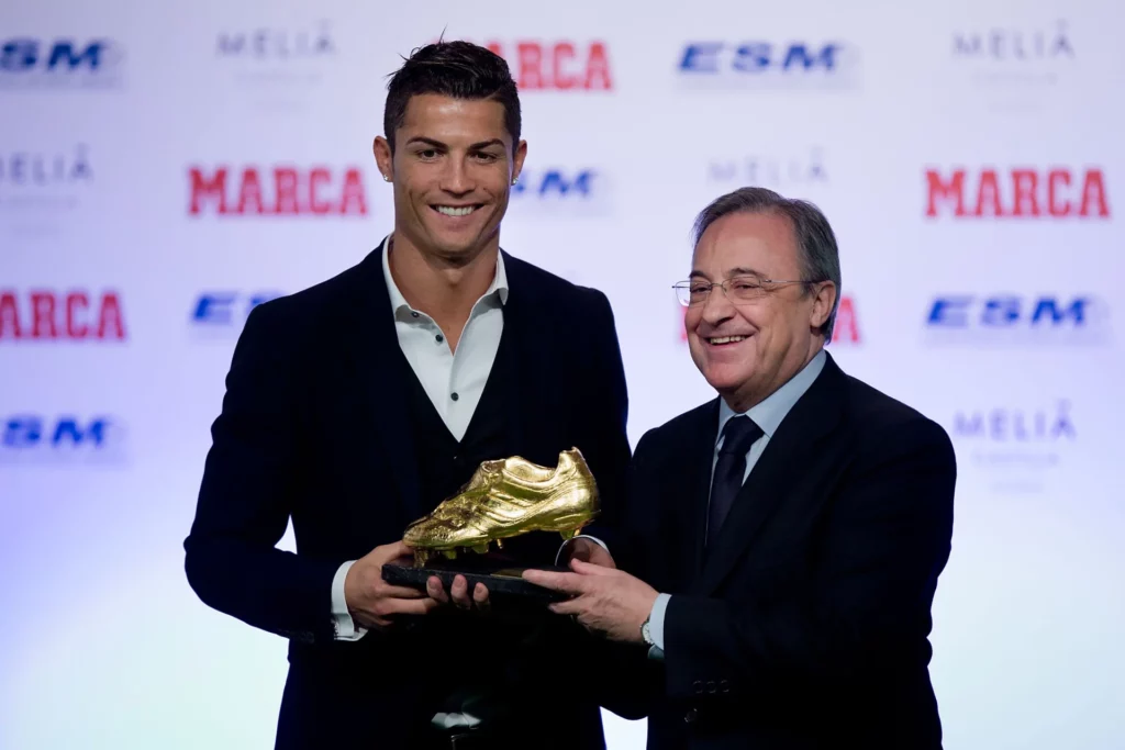 Cristiano Ronaldo posa con la Bota de Oro en 2013, acompañado por Florentino Pérez.