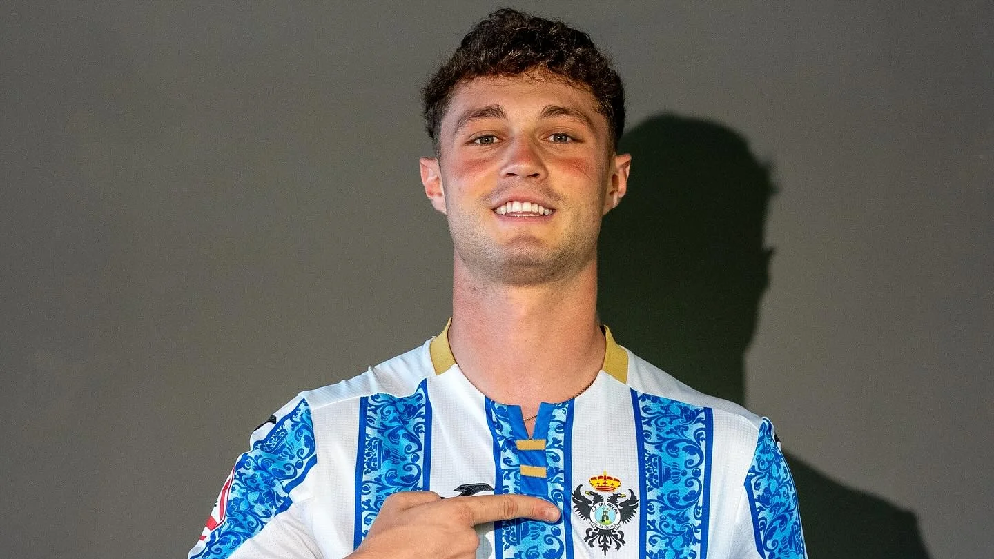 David Cuenca se señala el escudo del Talavera antes de medirse al Real Madrid.