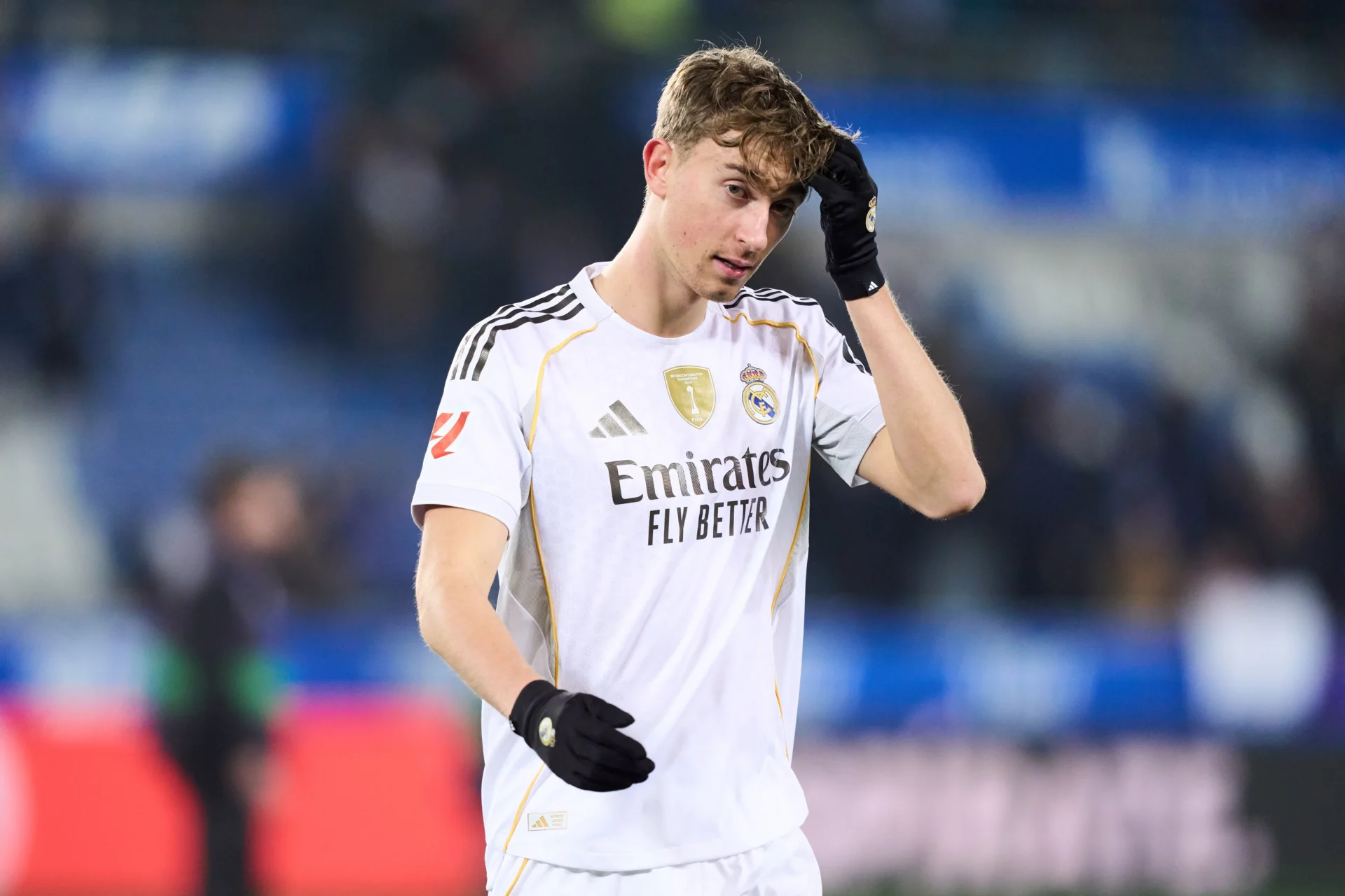 Dean Huijsen se lamenta durante un partido del Real Madrid.