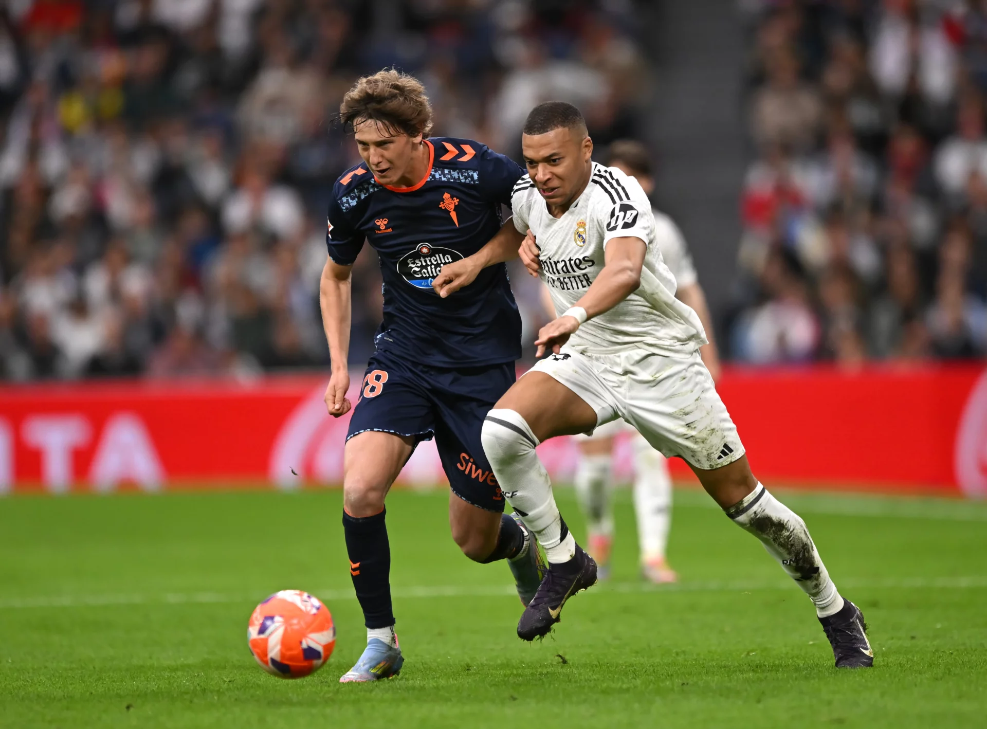 Kylian Mbappé y Fer López, durante el Real Madrid - Celta de Vigo de LaLiga.