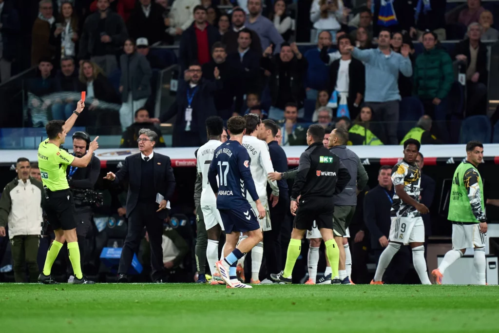 Endrick recibe la tarjeta roja del árbitro ante el Celta de Vigo en el Santiago Bernabéu.