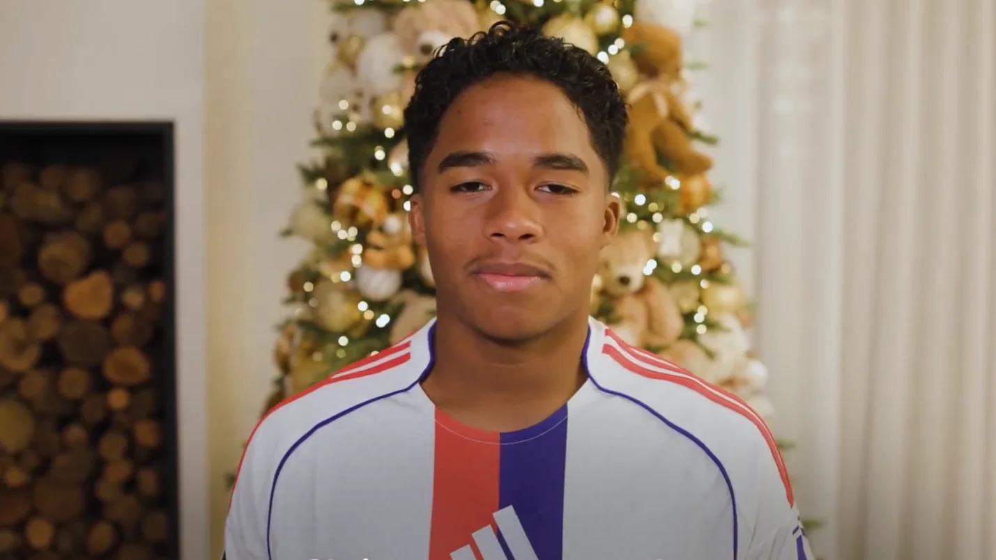 Endrick posa como nuevo jugador del Olympique de Lyon.