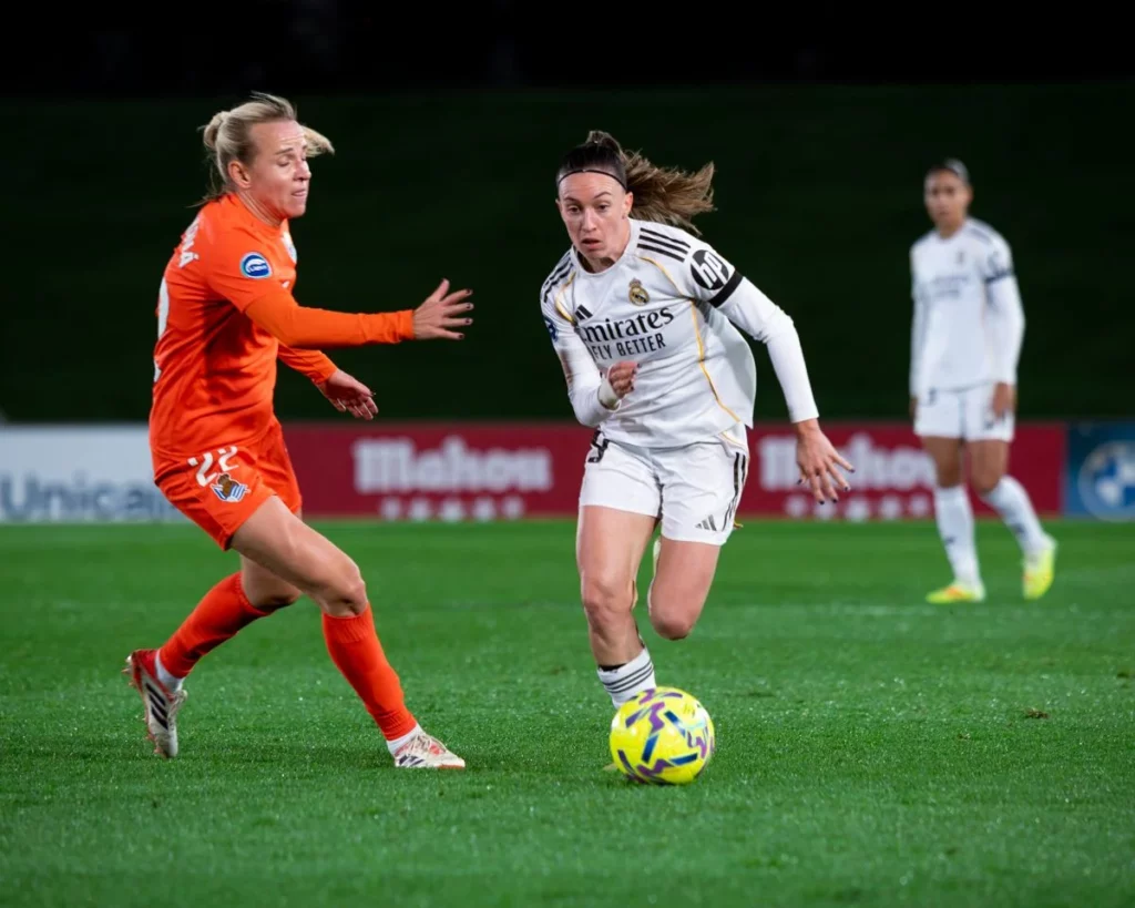 Eva Navarro regatea a Cahynová durante el Real Madrid Femenino - Real Sociedad.