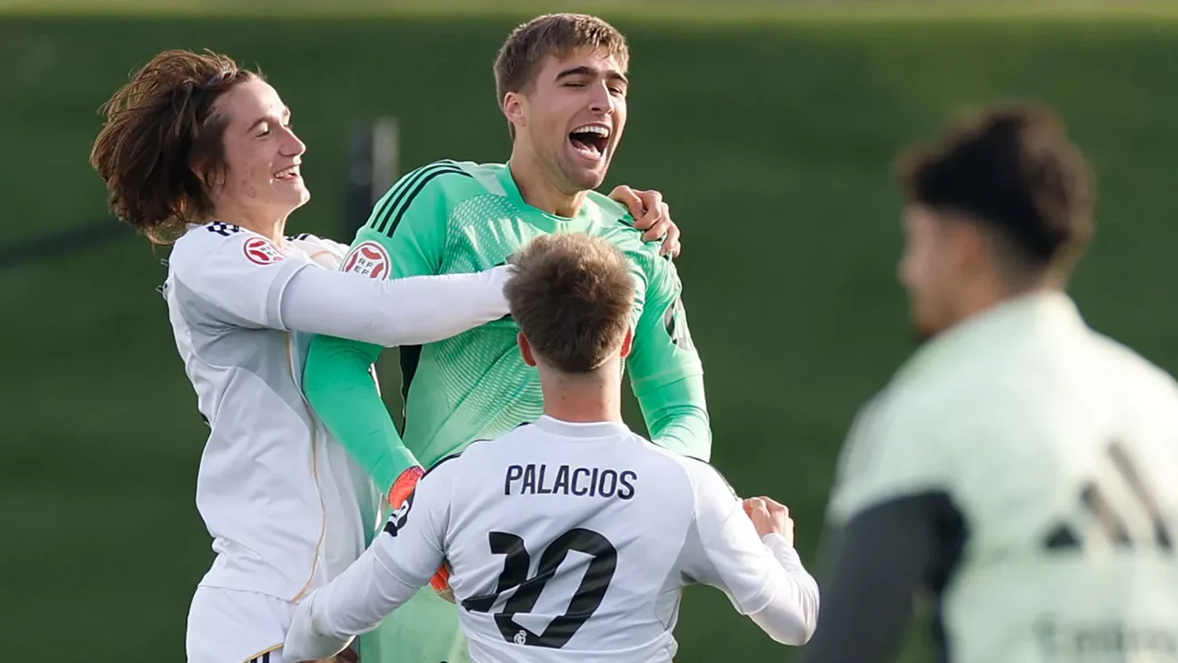Los jugadores del Real Madrid Castilla abrazan a Fran González
