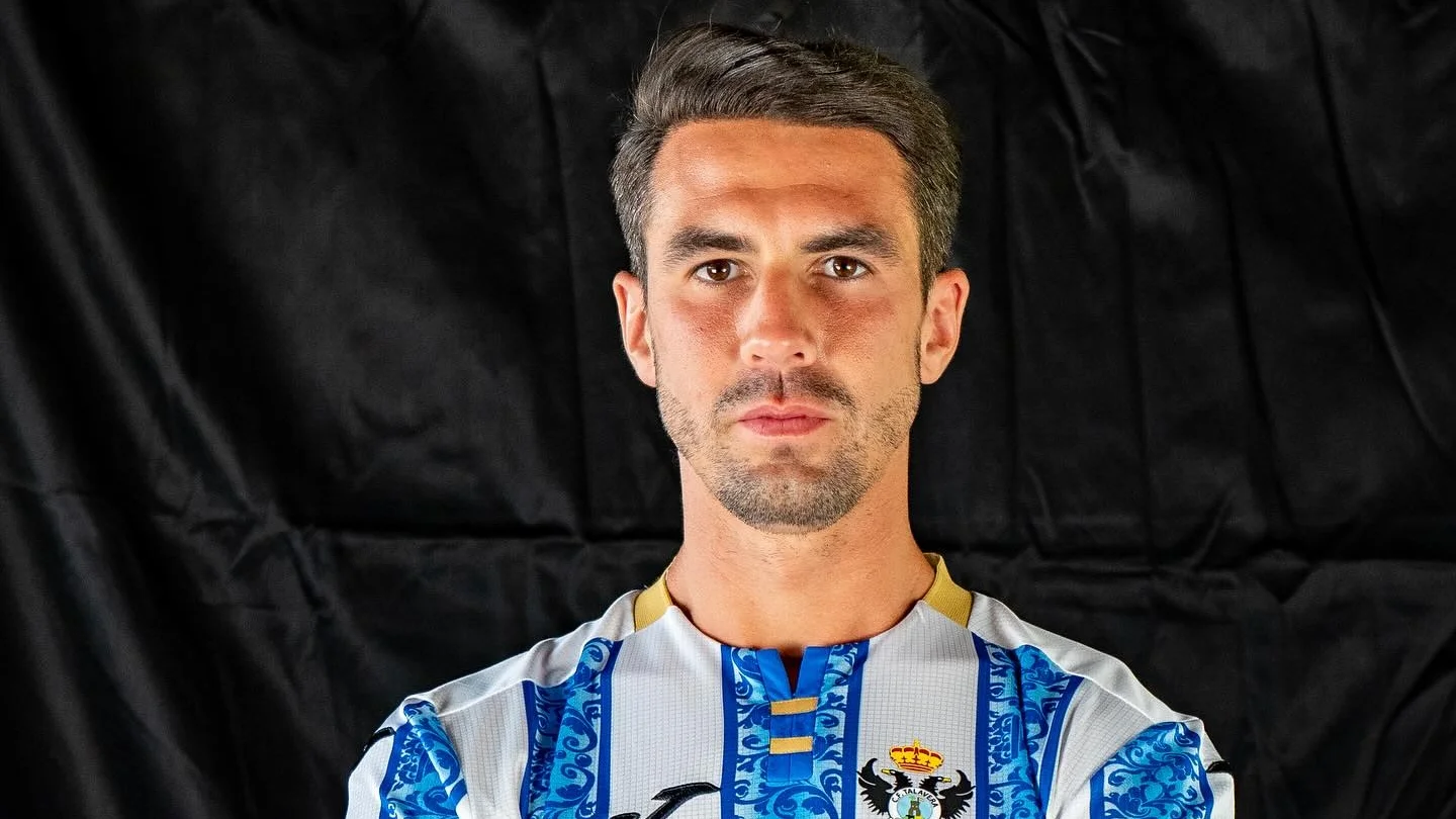 Entrevista Gonza Di Renzo, delantero del Talavera: «Esperemos que no juegue Mbappé» Gonza Di Renzo posa con la camiseta del Talavera CF.