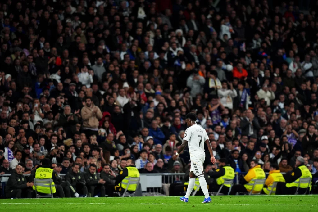 La grada del Bernabéu despide a Vinicius tras ser sustituido.