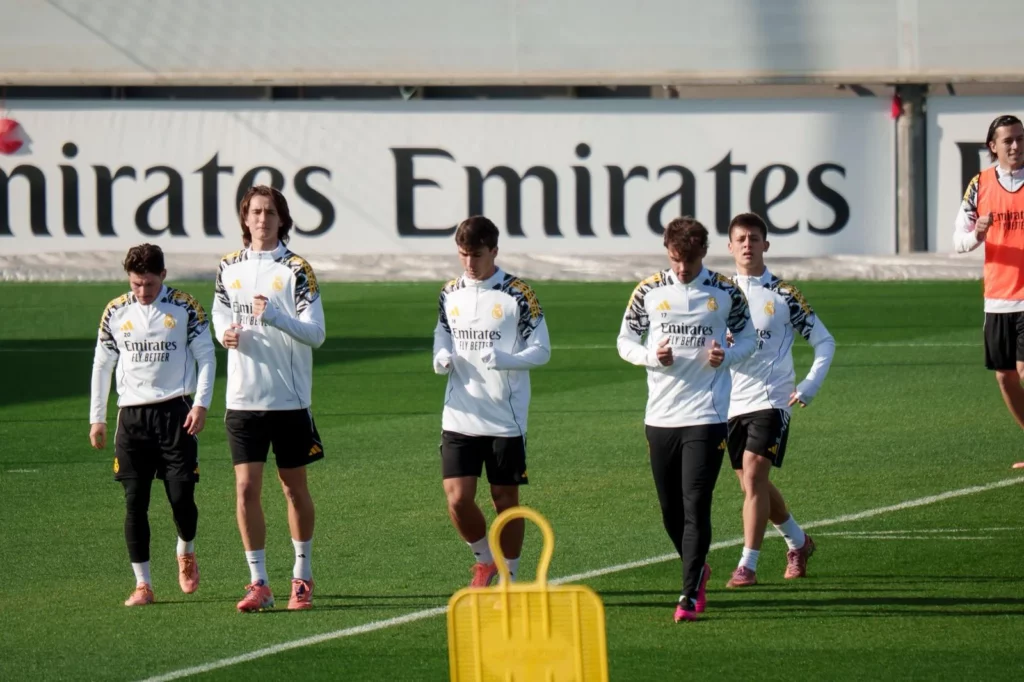 Un grupo de jugadores del Real Madrid realiza carrera continua durante el entrenamiento previo al Celta.