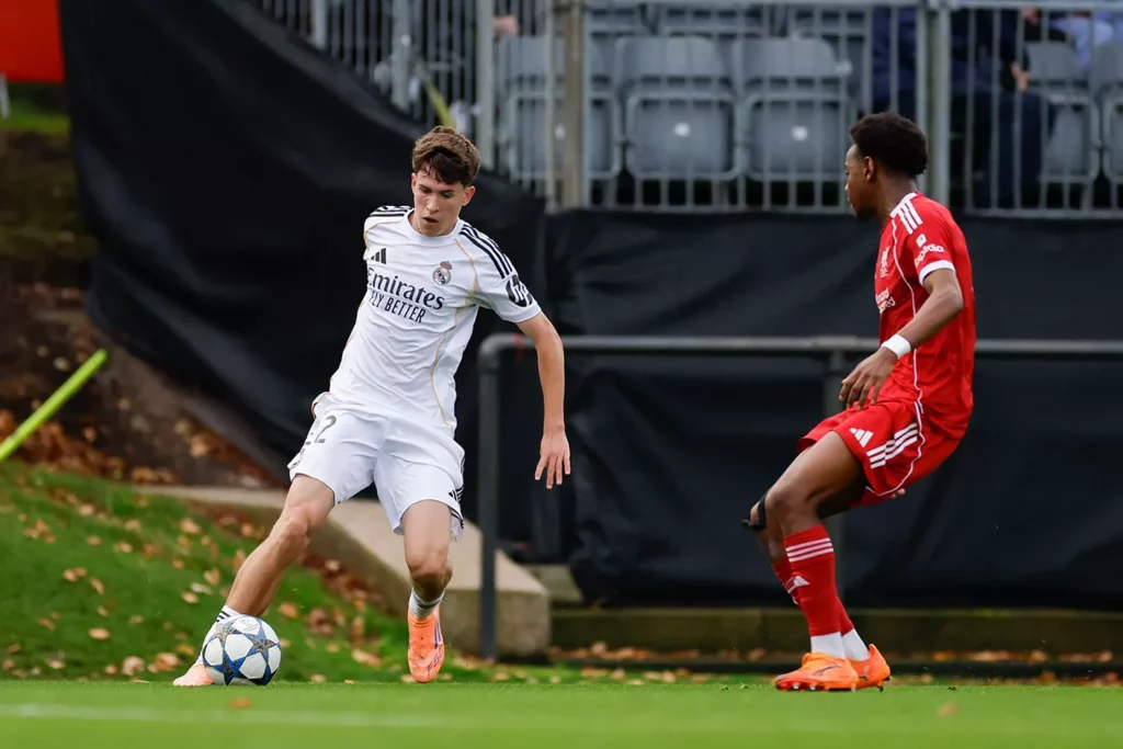 Bailón, nuevo compañero de Guille González, durante un partido del Juvenil del Real Madrid.