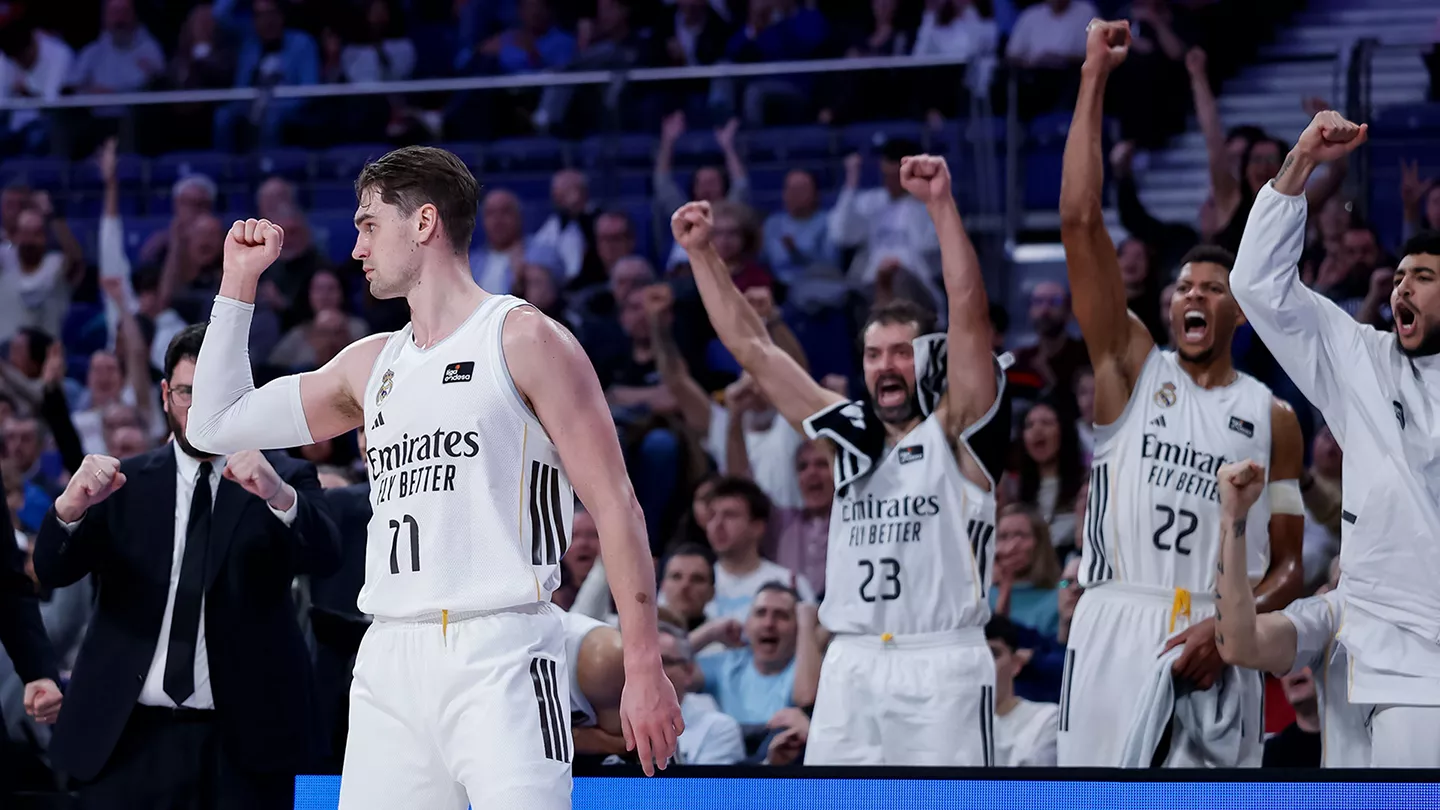 Real Madrid 91-82 Unicaja: Reacción a tiempo para cerrar un 2025 liguero perfecto en casa Hezonja y el banquillo del Real Madrid celebran un triple durante la victoria contra Unicaja Málaga por 91-82.