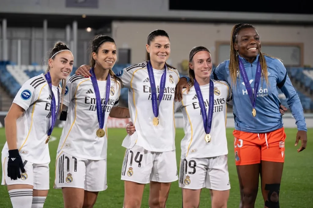 Las jugadoras del Real Madrid campeonas de la Nations League, jutno a Edna Imade, homenajeadas en el Alfredo Di Stéfano.