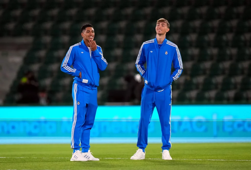 Bellingham y Huijsen sonríen antes del partido en el que se produjo la lesión del central.