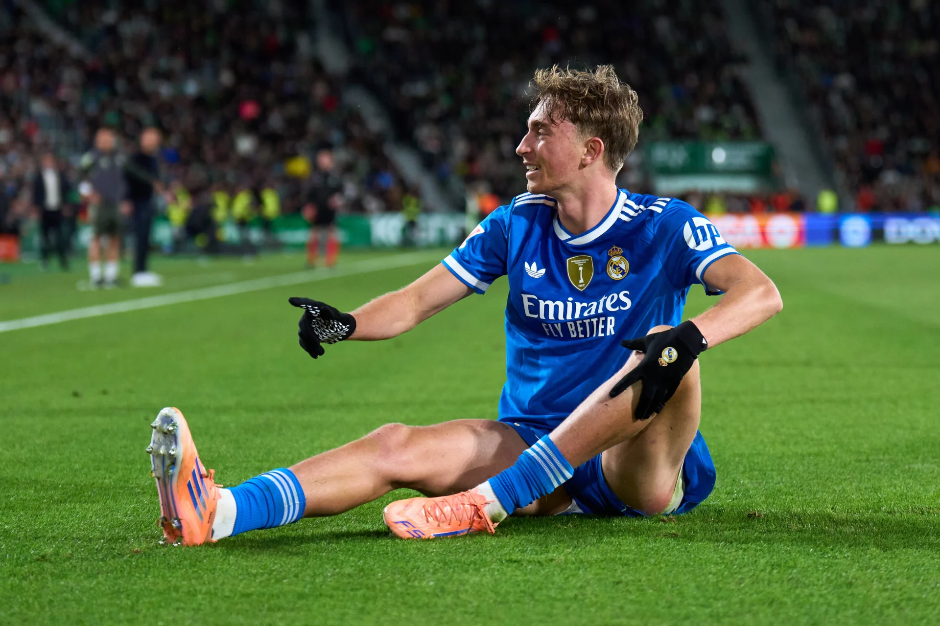 Huijsen, durante el momento de su lesión en el partido entre Elche y Real Madrid.