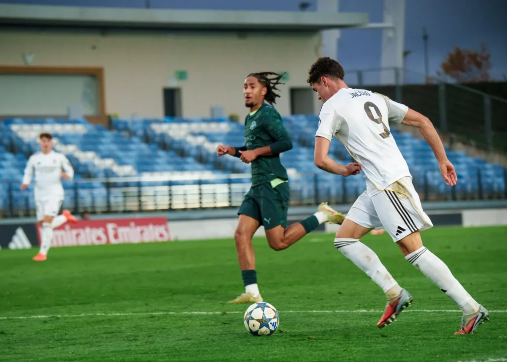 Jacobo se prepara para rematar en la derrota del Real Madrid Juvenil contra el Manchester City