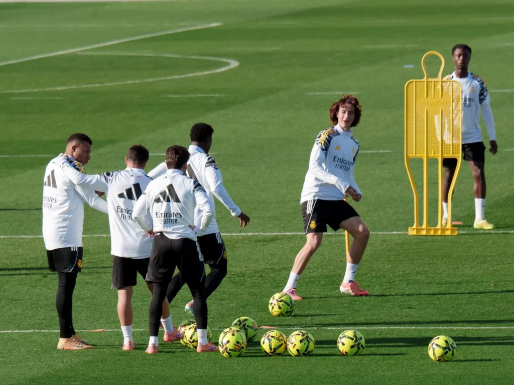 Joan Martínez, junto a Vinicius y Camavinga, en el entrenamiento del primer equipo del Real Madrid.