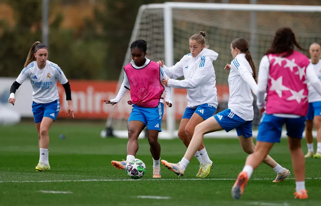 Lotte Keukelaar, en un entrenamiento con Linda Caicedo, será baja en el Real Madrid para enfrentarse al Twente.