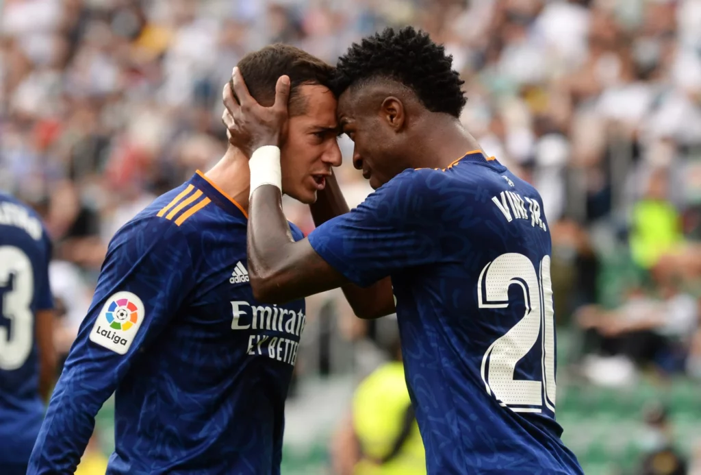 Lucas Vázquez y Vinicius celebran un gol durante su etapa como compañeros en el Real Madrid.