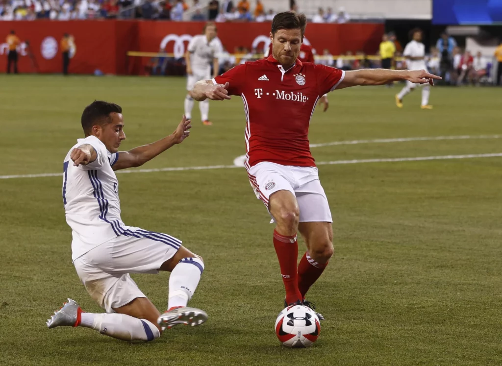 Lucas Vázquez y Xabi Alonso se enfrentan como rivales durante un amistoso entre Real Madrid y Bayern de Múnich.