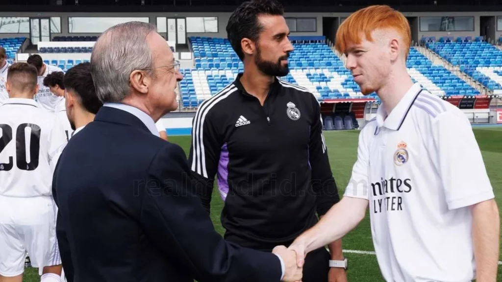 Marc Cucalón saluda a Florentino Pérez, con su entrenador Álvaro Arbeloa de fondo.