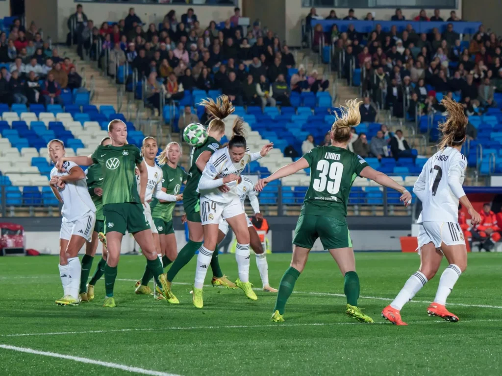 María Méndez remata de cabeza en el primer gol del Real Madrid al Wolfsburgo.