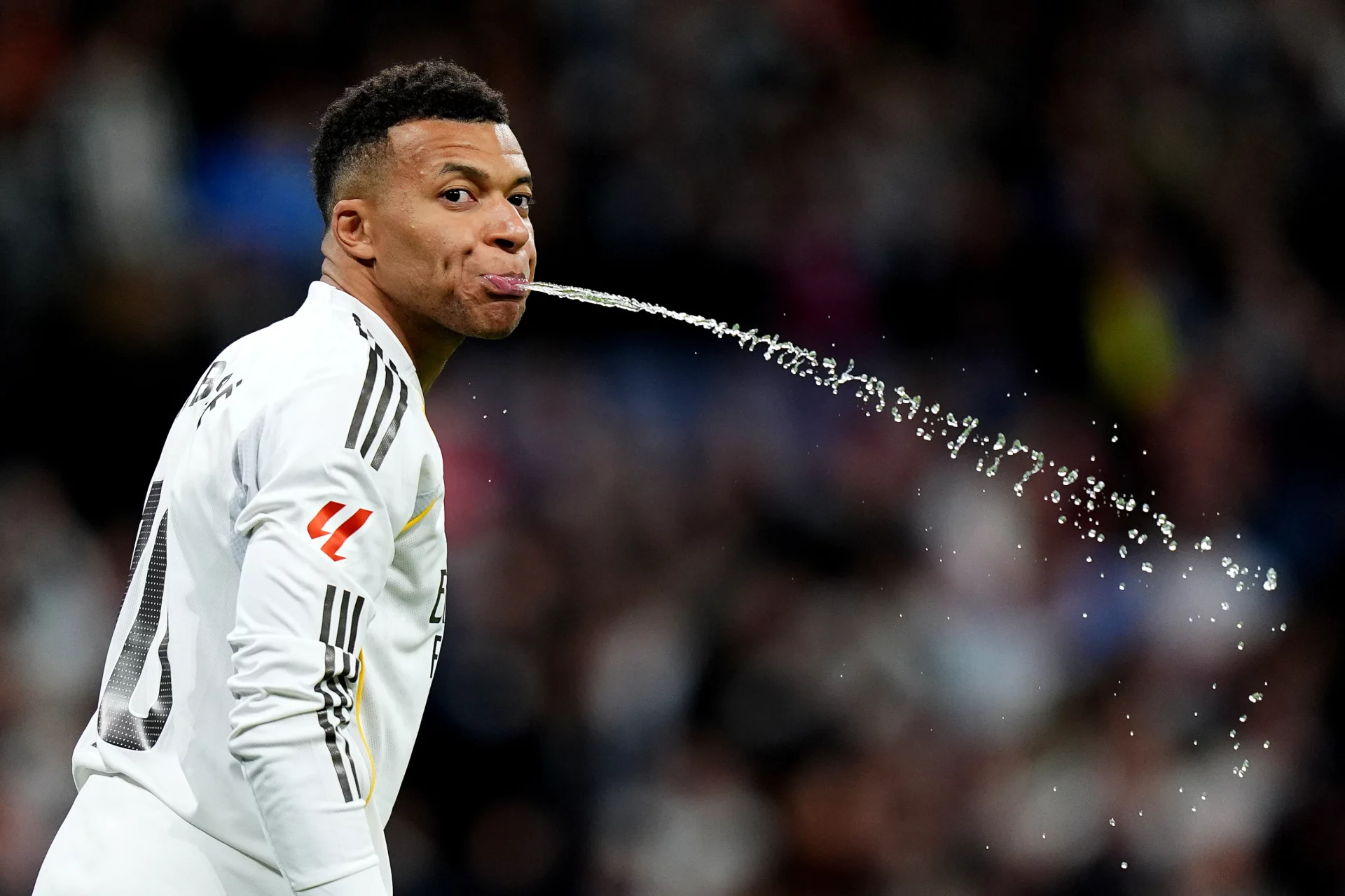 Mbappé bebe agua durante un partido en el Santiago Bernabéu.