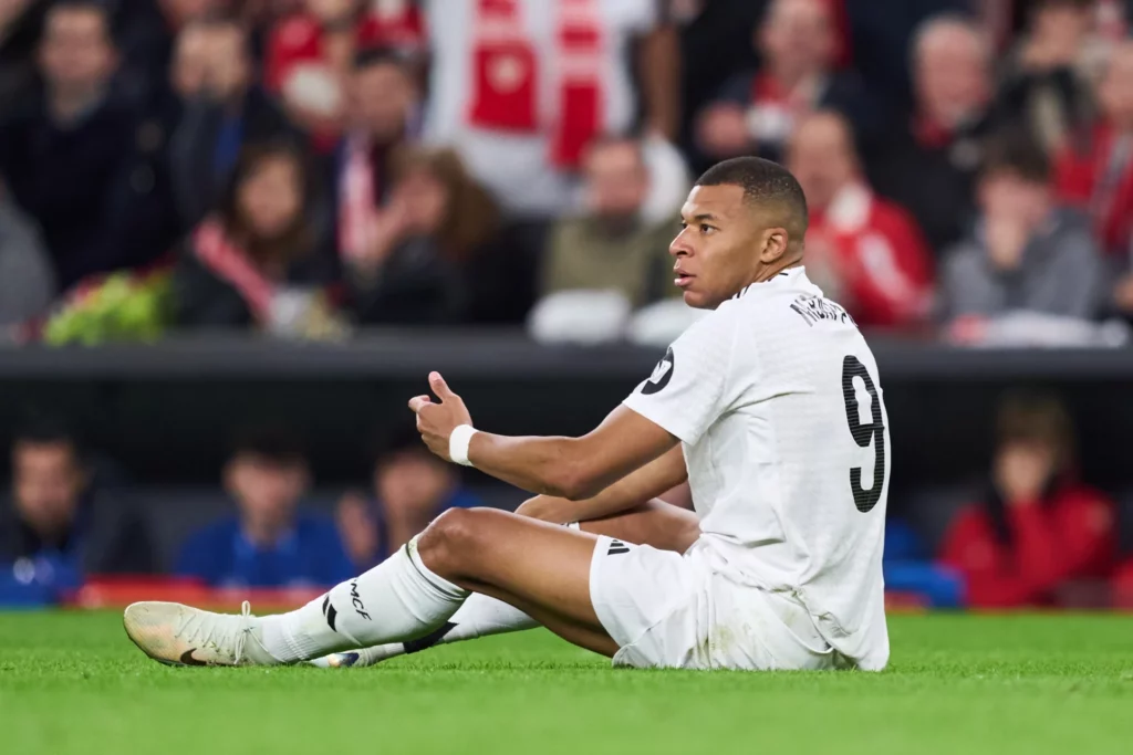 Kylian Mbappé, en el suelo en Bilbao, tras fallar un penalti y tocar fondo en 2024.