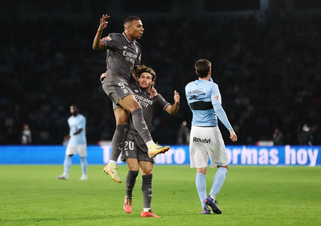 Mbappé celebra, junto a Fran García, un gol al Celta de Vigo en un partido de LaLiga.