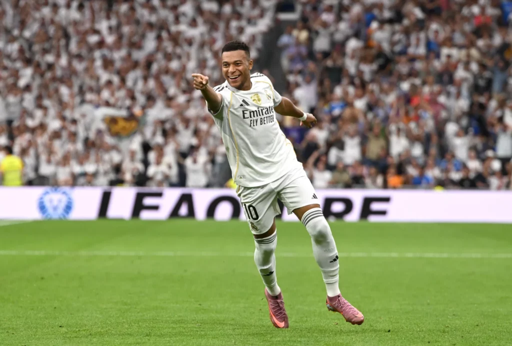 Kylian Mbappé celebra un gol durante el año 2025 en el Santiago Bernabéu.