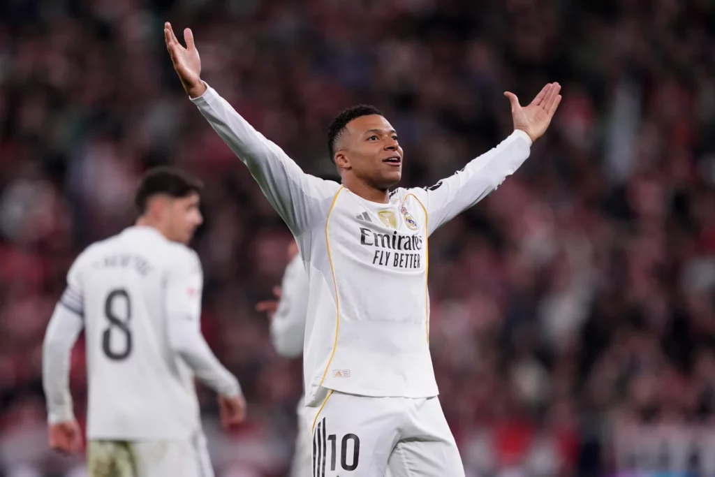 Mbappé celebra un gol con el Real Madrid durante el año 2025.