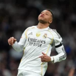 Kylian Mbappé jugará con un dedo roto