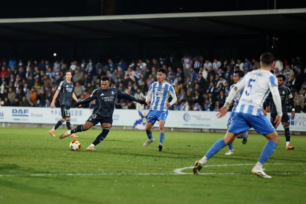Mbappé chuta a portería contra el Talavera de la Reina antes de marcar su gol número 58 del 2025 con el Real Madrid.