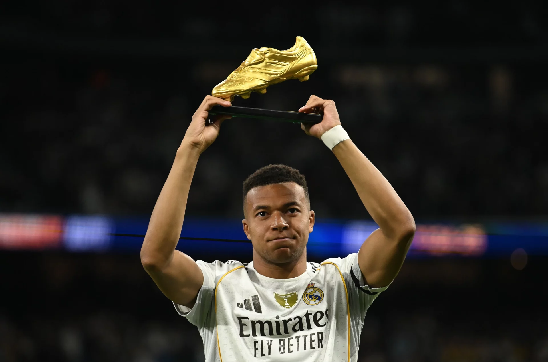 Mbappé posa con la Bota de Oro en el Santiago Bernabéu, premio que le ha ayudado a entrar en el once ideal del 2025 para la IFFHS.